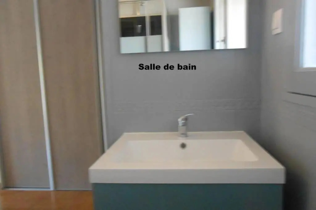 Particulier loue T3 en rez de jardin à 30 mètres de la plage avec un double box