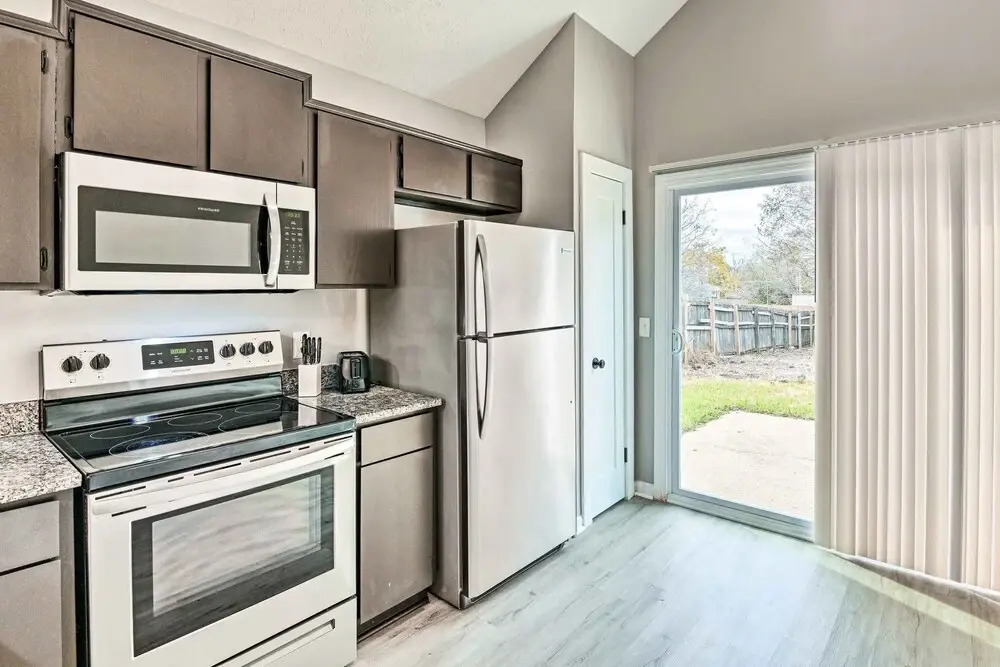 Cozy Home w/ Yard ~ 12 Mi to Dtwn Nashville!