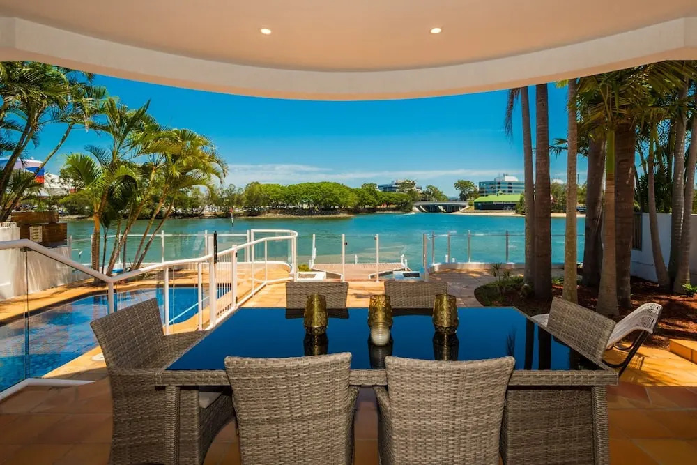 Edgewater on Chevron Waterfront 5 Bedroom Deluxe House Central Surfers