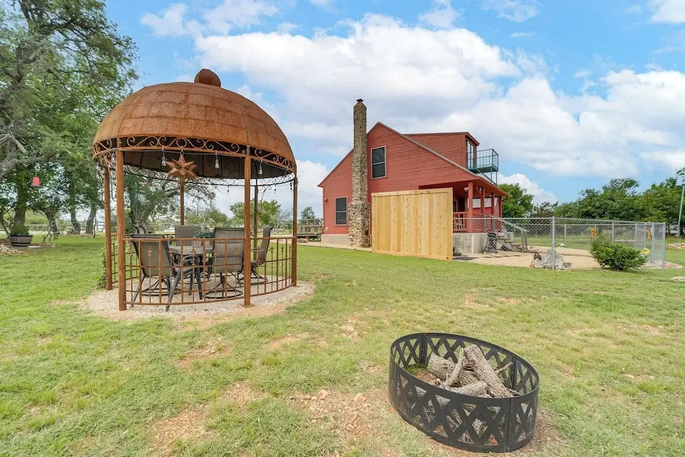 Pet-Friendly Fredericksburg Cabin w/ Hot Tub