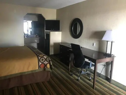 Super 8 by Wyndham Monroe