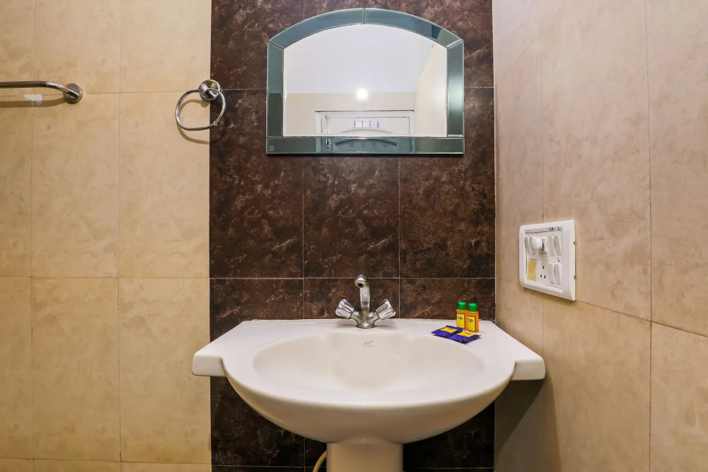 Via Hemkunt Mansion - Nr Noida Sector-15 Metro