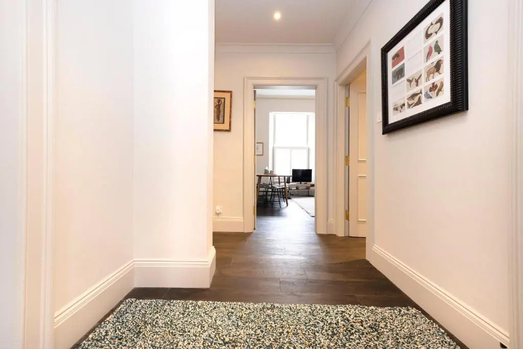 ALTIDO Sophisticated and Bright 4BR apt near Edinburgh Castle