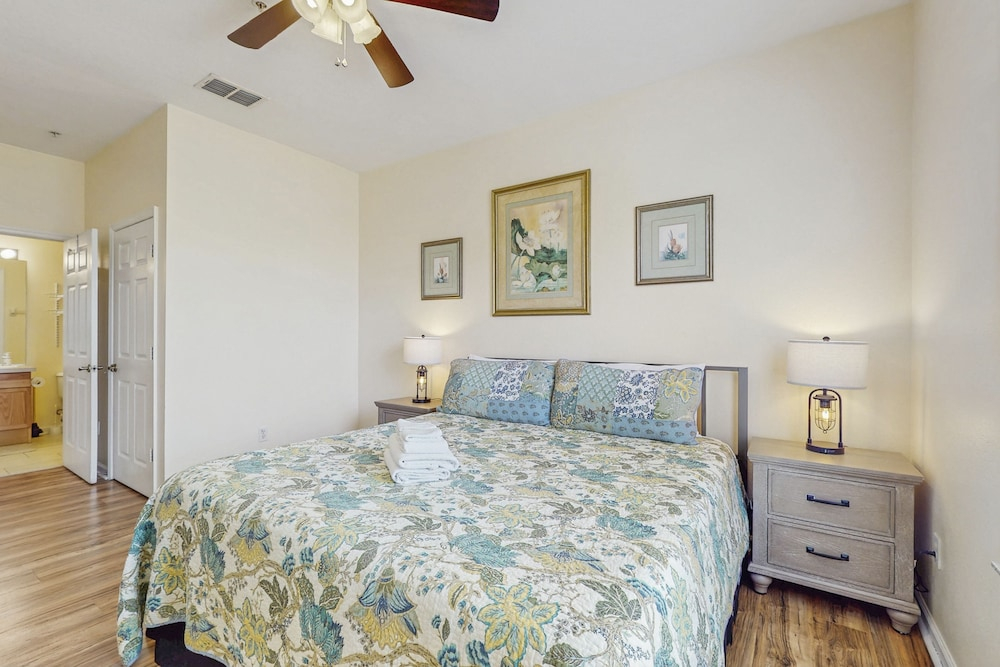 Windsor Palms Townhome With Wifi, AC, Screened Patio, Pool, hot Tub, & Tennis