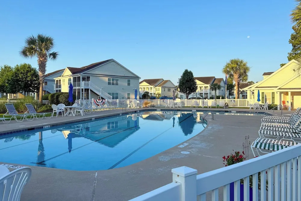 2 BR Condo w/ Golf Course Views & Pool