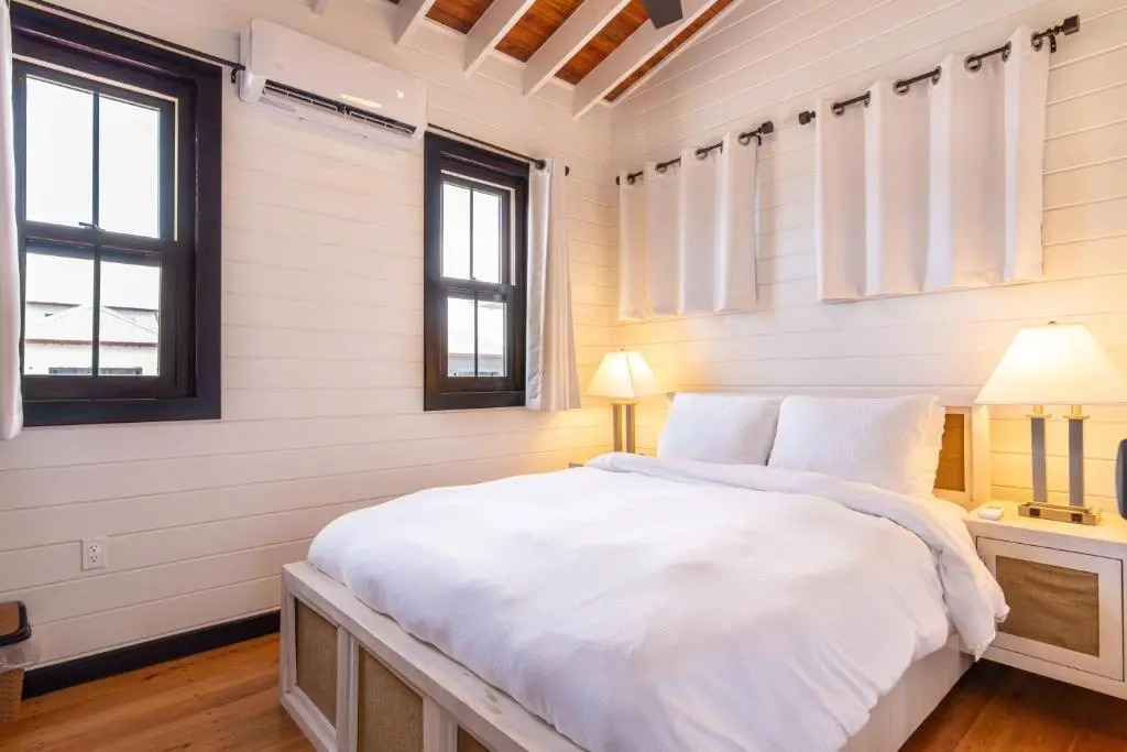 Paradise Cottage and Mistico Beach Club plus Boat Shuttle