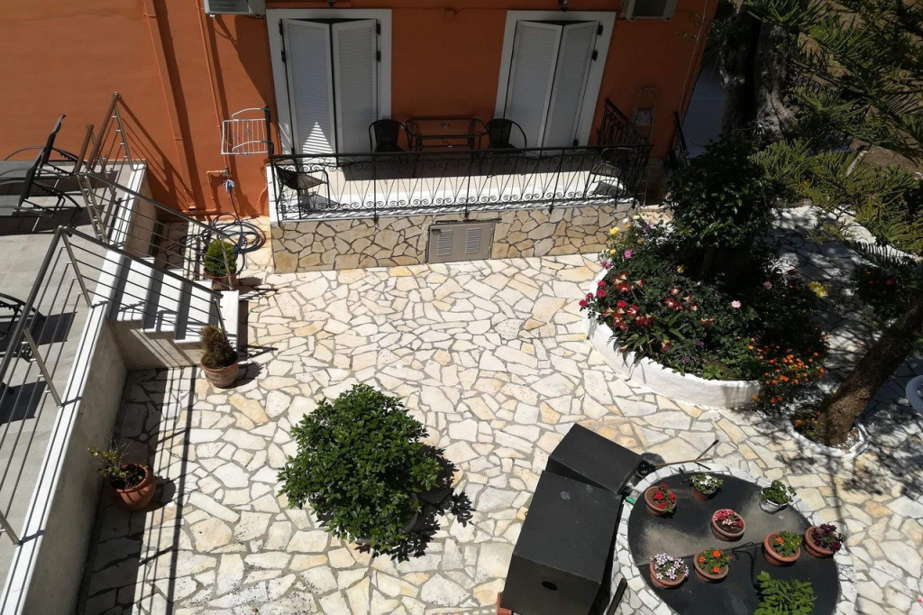 Dionisos Apartments