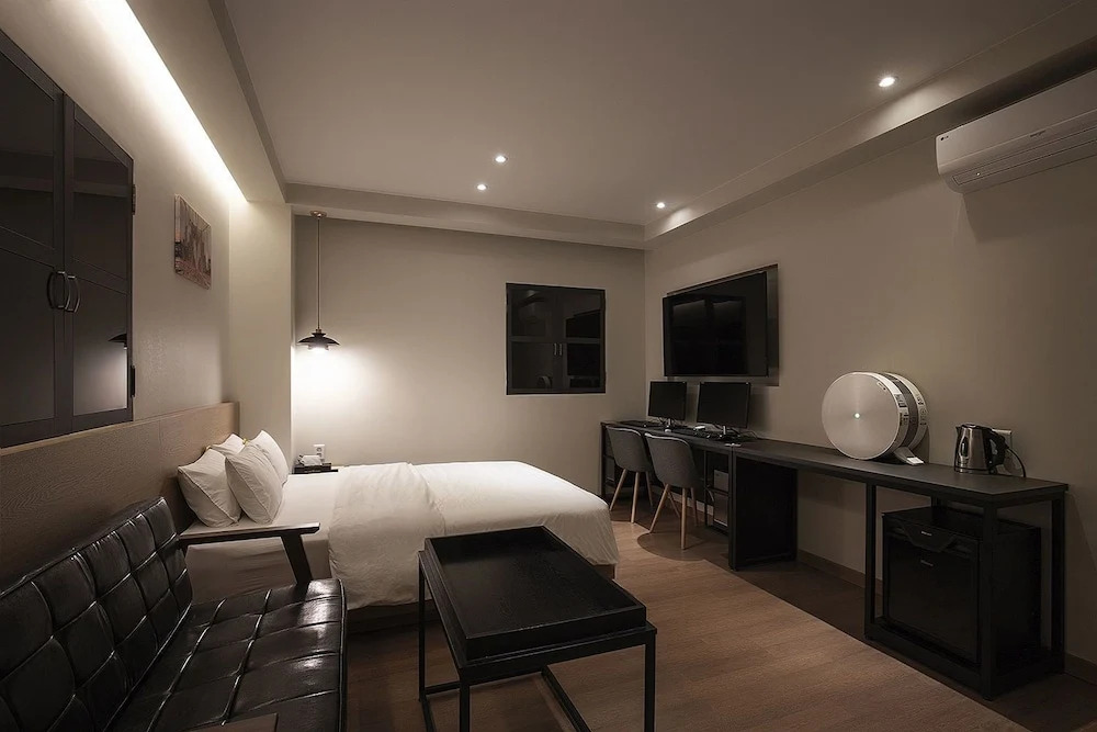 Yellow 8 Hotel
