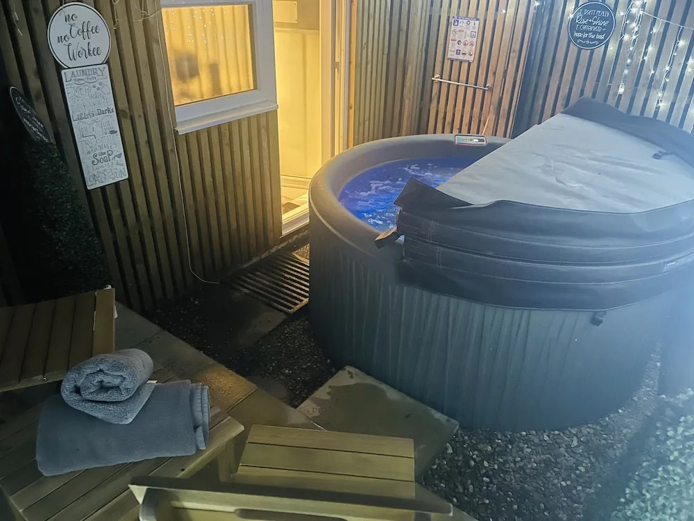 Hidden Hot Tub Retreat Apartment in Nottingham