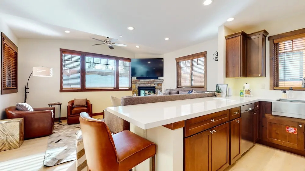 Lakeview Townhomes #5 3 Bedroom Townhouse by RedAwning