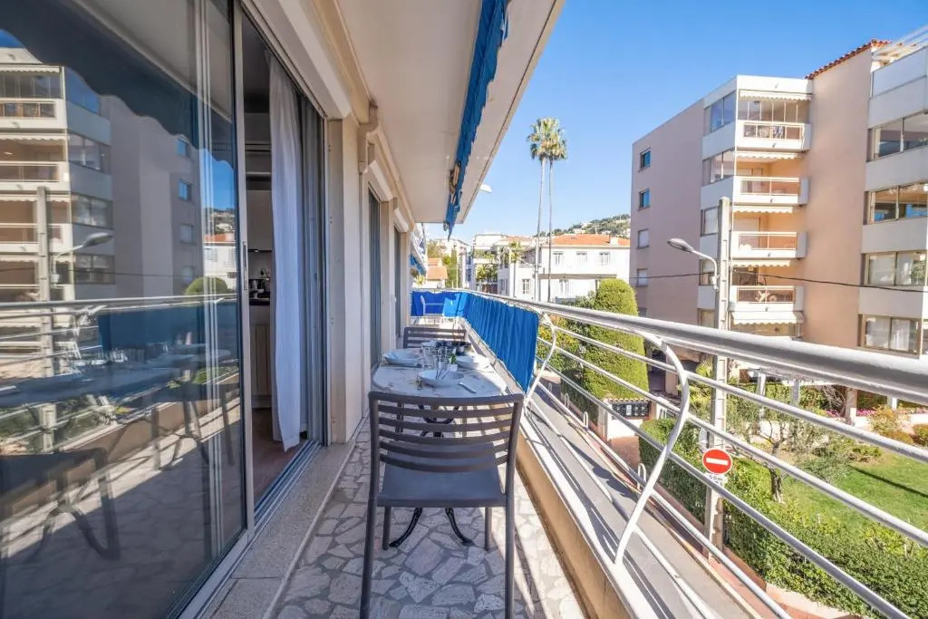 SERRENDY 2-bedroom apartment with terrace and parking only 100 meters