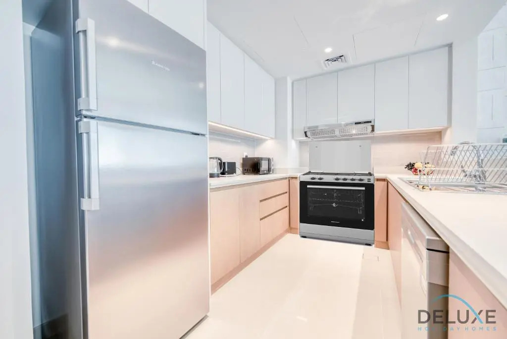 Radiant 3BR With Assistant Room at Harbour Views Tower 1 by Deluxe Holiday Homes