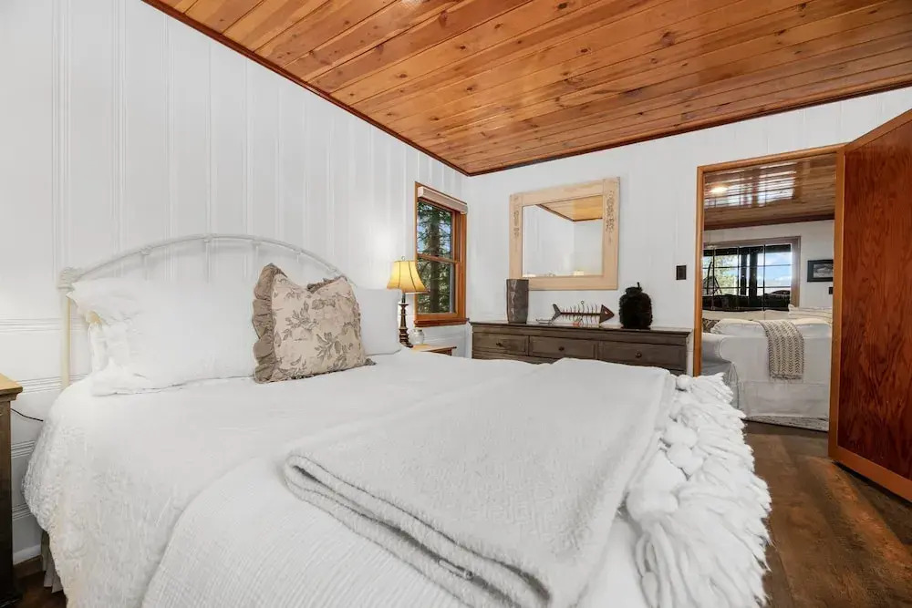40 - Waterfront Retreat 4 Bedroom Home by Redawning