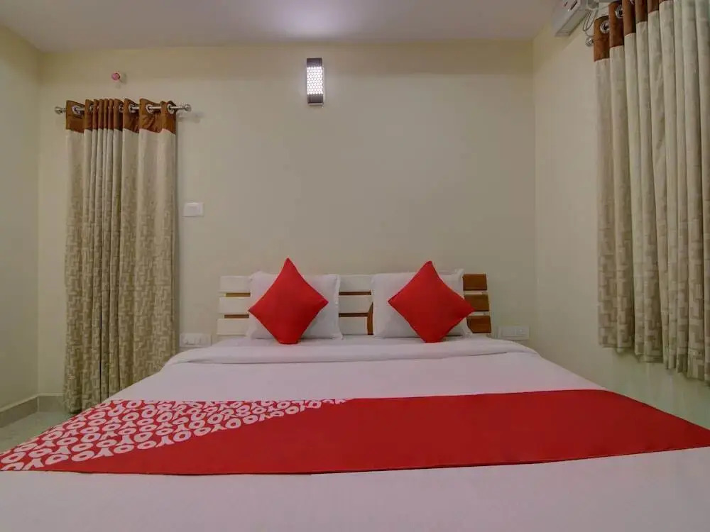 Pramukh Palace by OYO Rooms