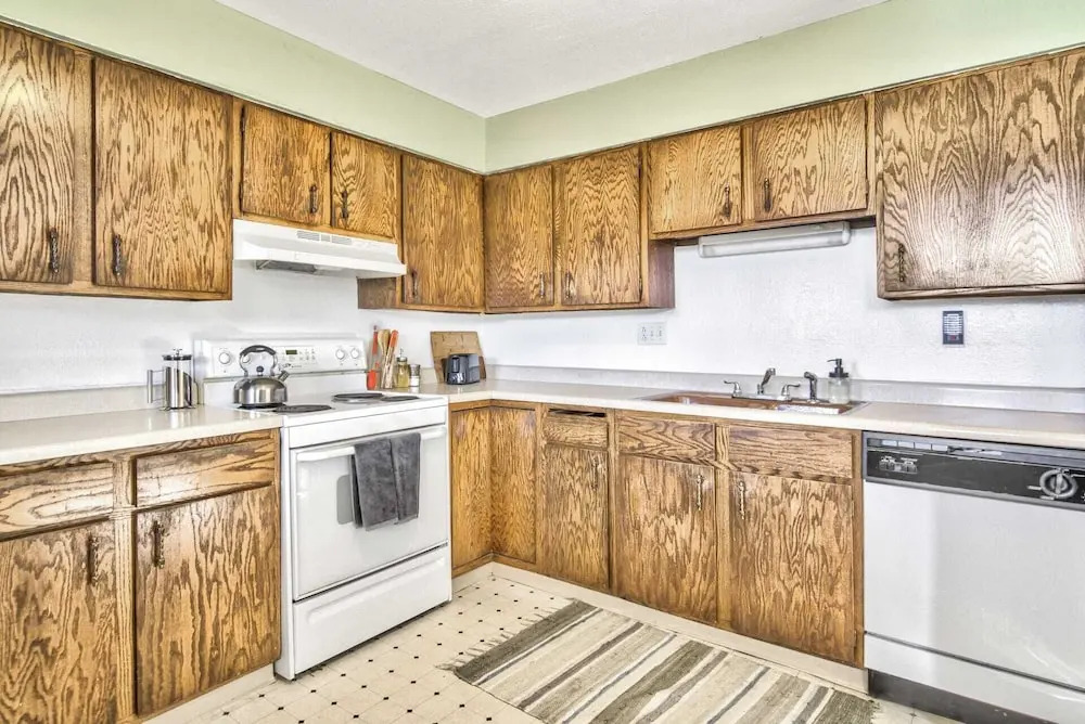 2BR Pikes Peak Views Garden of Gods Dog-friendly!