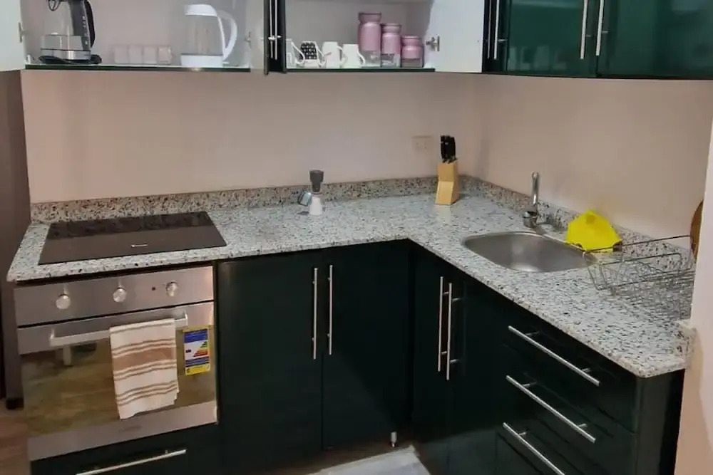 1 Bed Apartment Sleeps 2 - Communal Pool - Parking