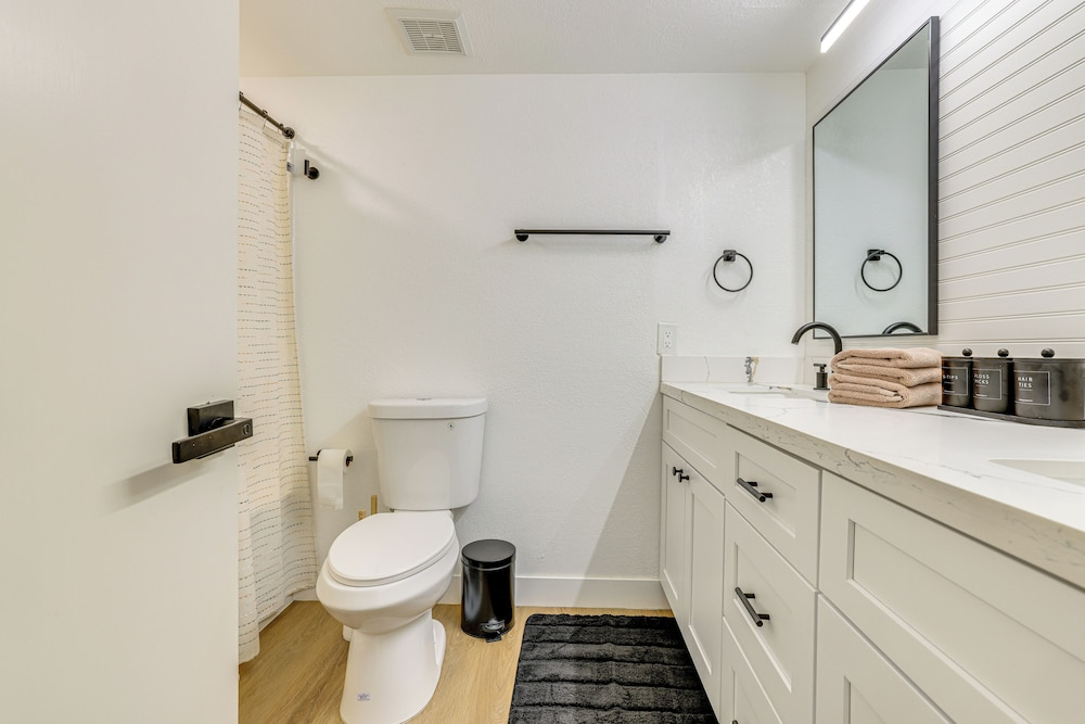 Snowbird Haven w/ Hot Tub! 3 Mi to Dtwn Chandler