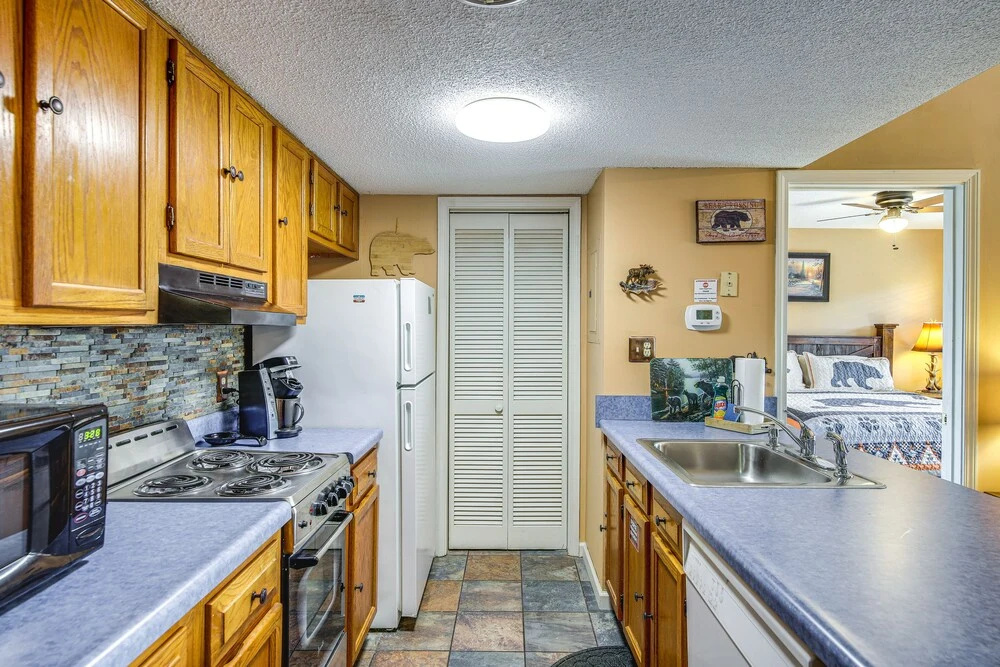 Gatlinburg Condo w/ Balcony: 4 Mi to Downtown!, Gatlinburg