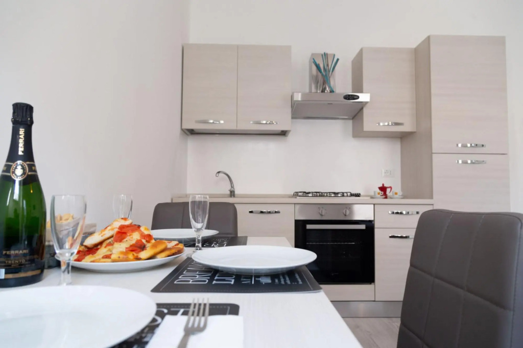 6 persons, 1 bathroom, suitable for families, central location, private balcony-Casa Martina by Home080