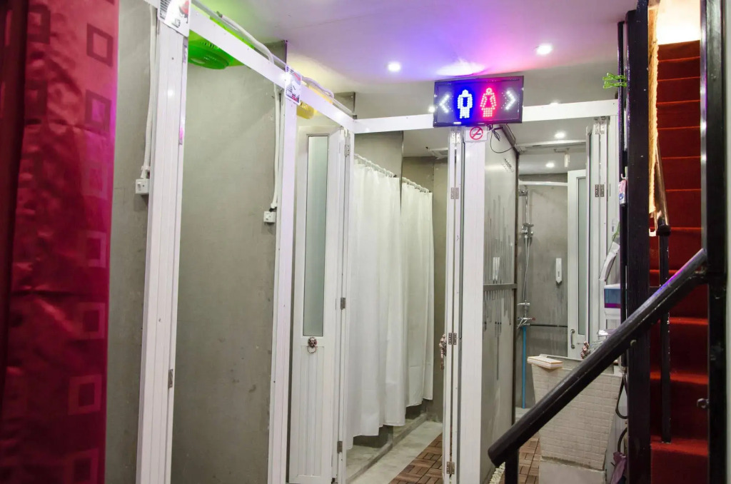 Bed & Butler Hostel