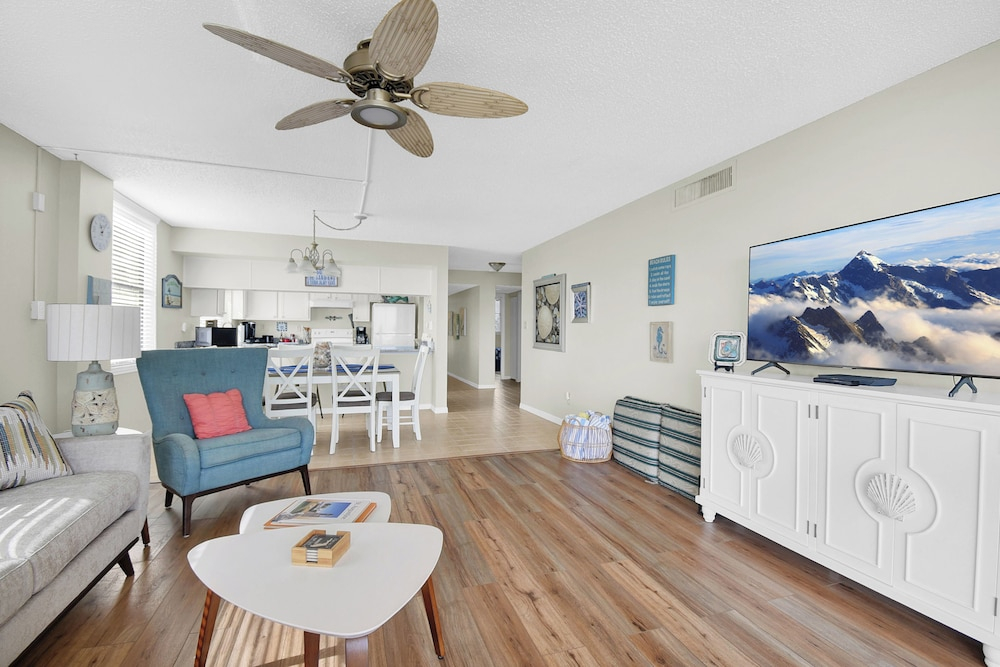 Newly Decorated Ground-floor Suite Steps From Beach and Pool W/views, Wifi