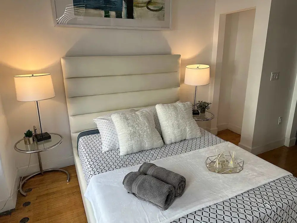 Stylish XL 2br/2ba At HWH by Oneluxstay