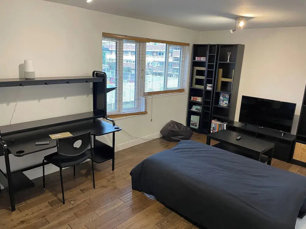 London Apartment - Sleeps 3-city Escape- Balcony