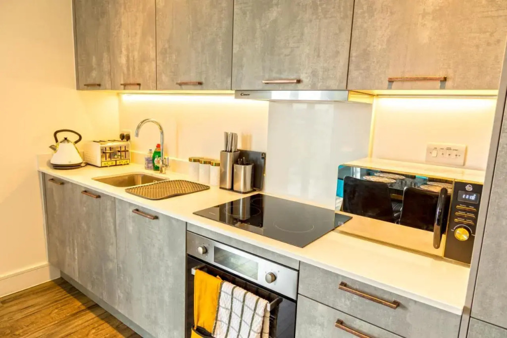 Attractive 2 Bedroom Penthouse with Free Parking