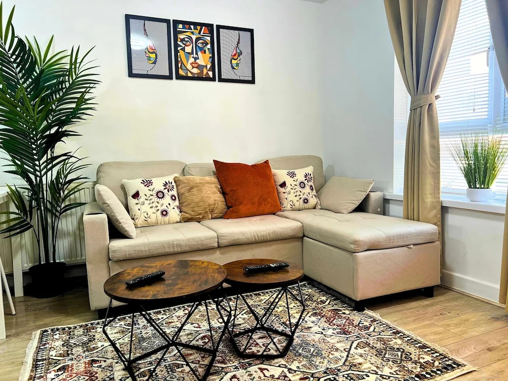 Apartment Sleeps 4 With Garden