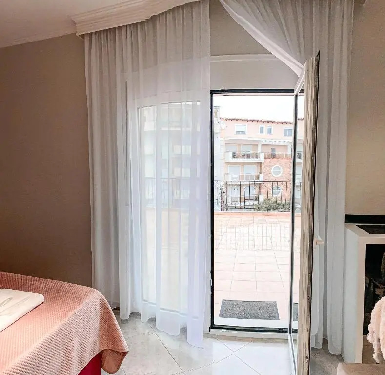 Outstanding Private Apartment Near City Center with Balcony