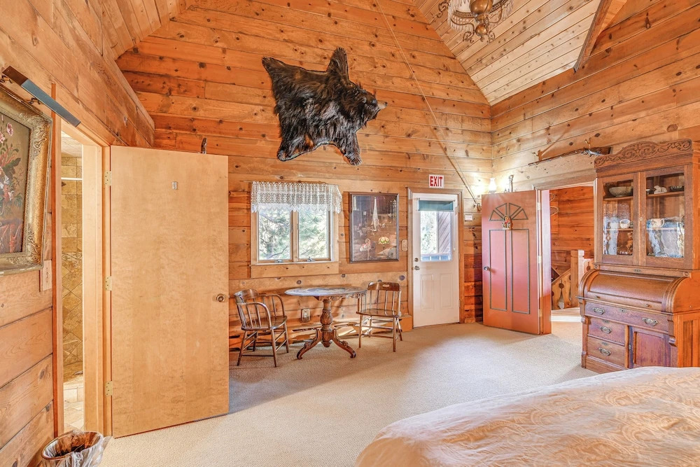 Game Room & Hot Tub: Serene Grand Mountain Chalet!