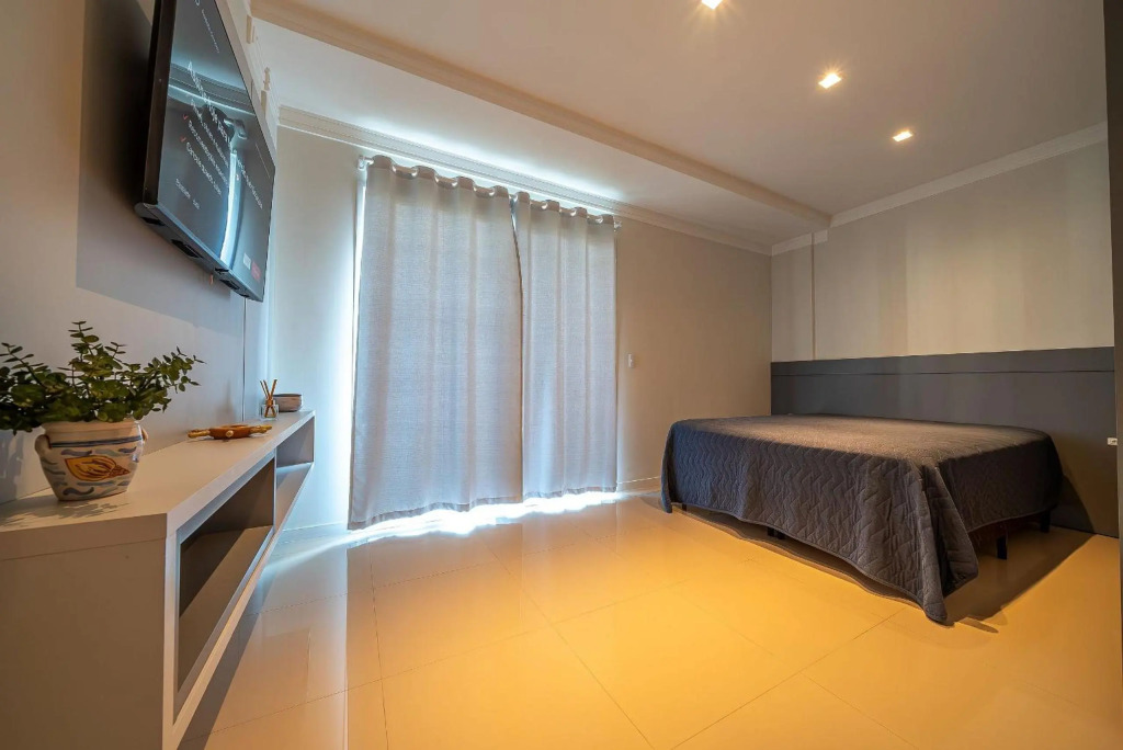 169 - Cobertura Duplex com 03 quartos, ideal para 03 casais e ampla vaga de garagem na praia de Canto Grande - Bombinhas - SC