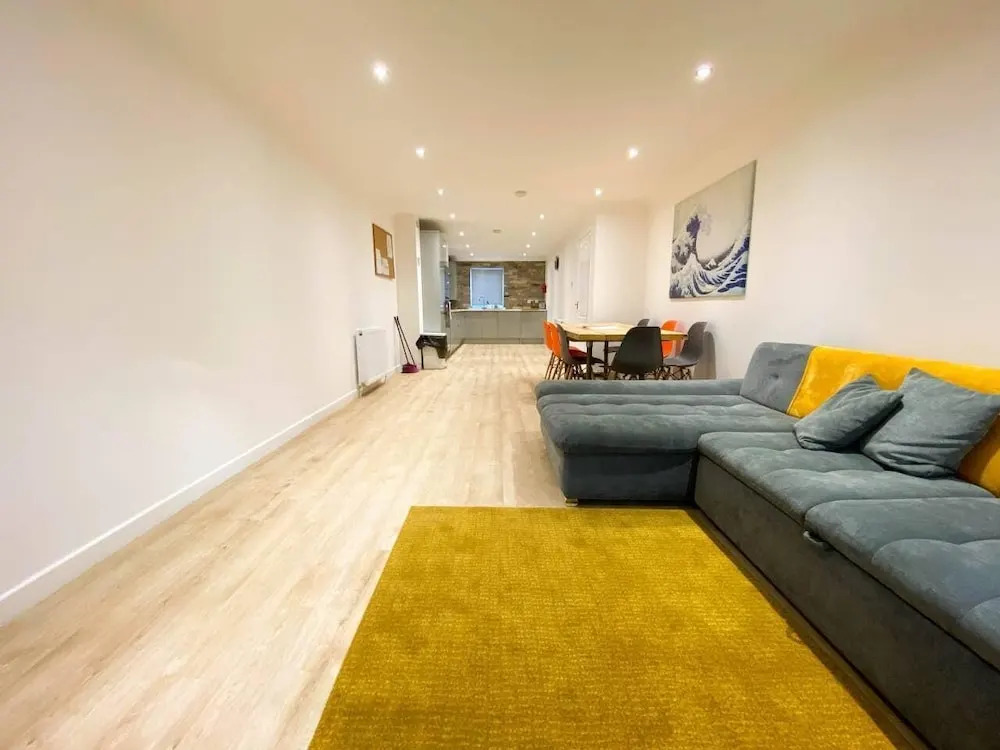 Large Modern 3 Bedroom Apartment - Free Parking