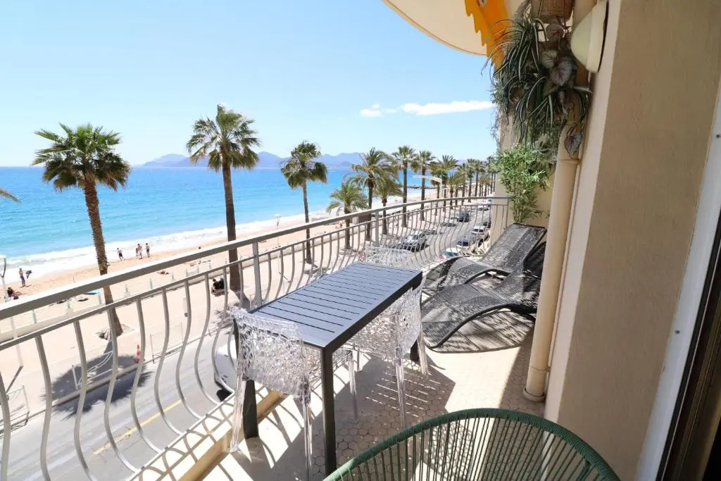 Beautiful 3 bedroom. Direct sea view. 401