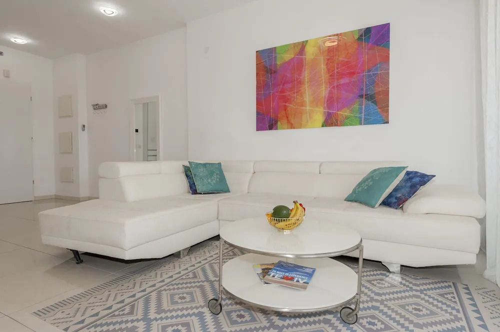 Superior & Spacious.over TLV Mall