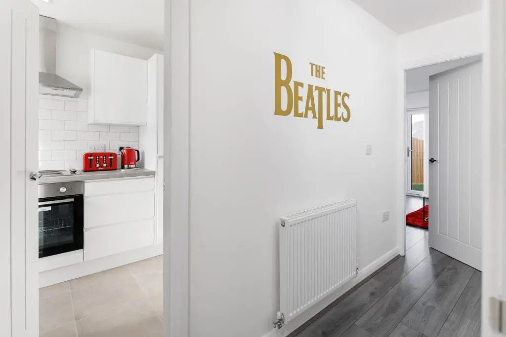 Air Host and Stay - Brand new 3 bedroom house sleeps 7 minutes from LFC and city centre ref27