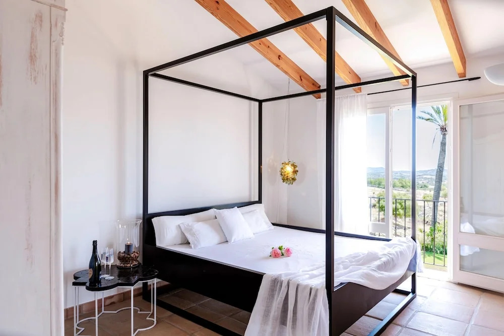 Spacious villa in Sant Llorenç, 230 m², private pool, sea view