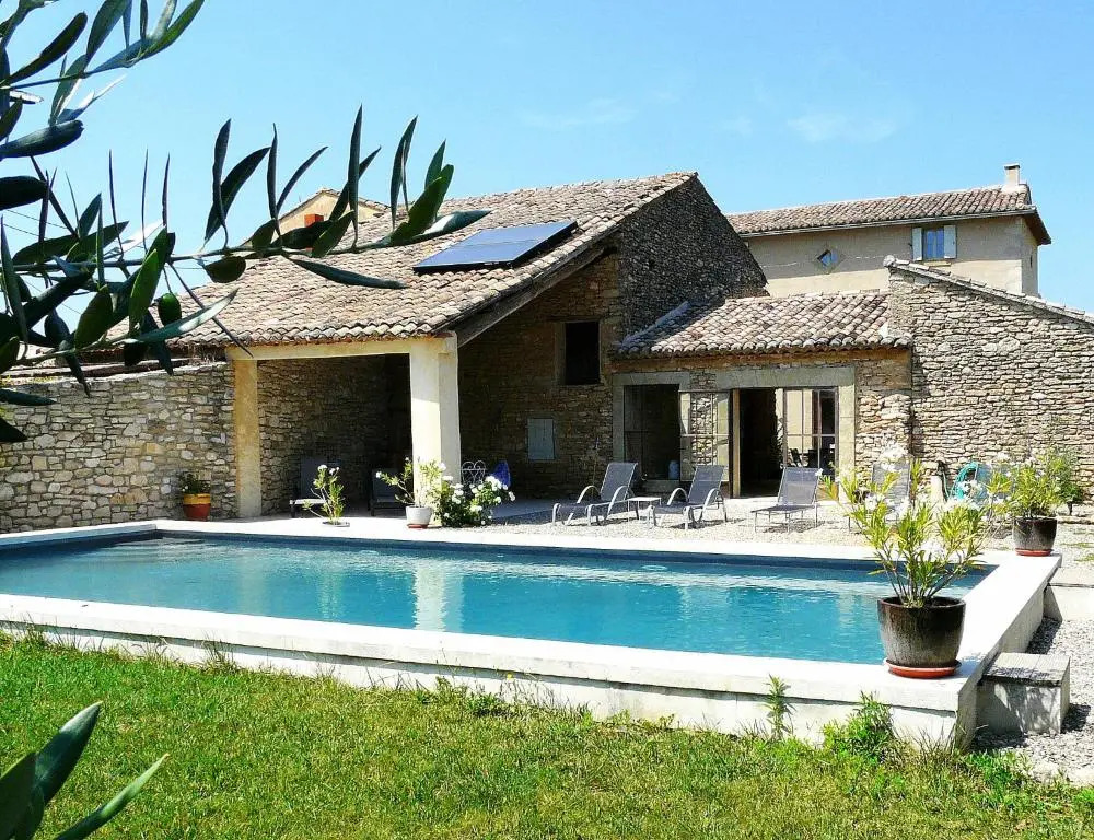 Demeure de charme du 18ème siècle à Gordes avec une magnifique vue sur le Luberon depuis sa piscine et pool-house, 12 personnes, LS2-107 VANADO