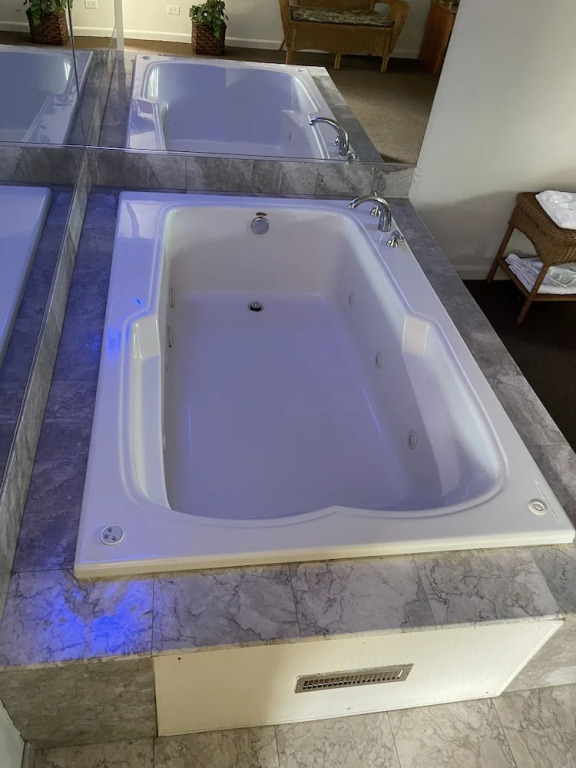 VIBE INN - WHIRLPOOLS SUITES - Lyons