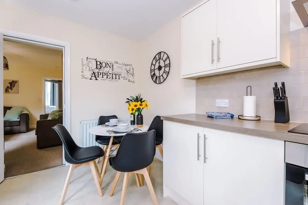 Modern Apartment Perfect for Business Sleeps 4