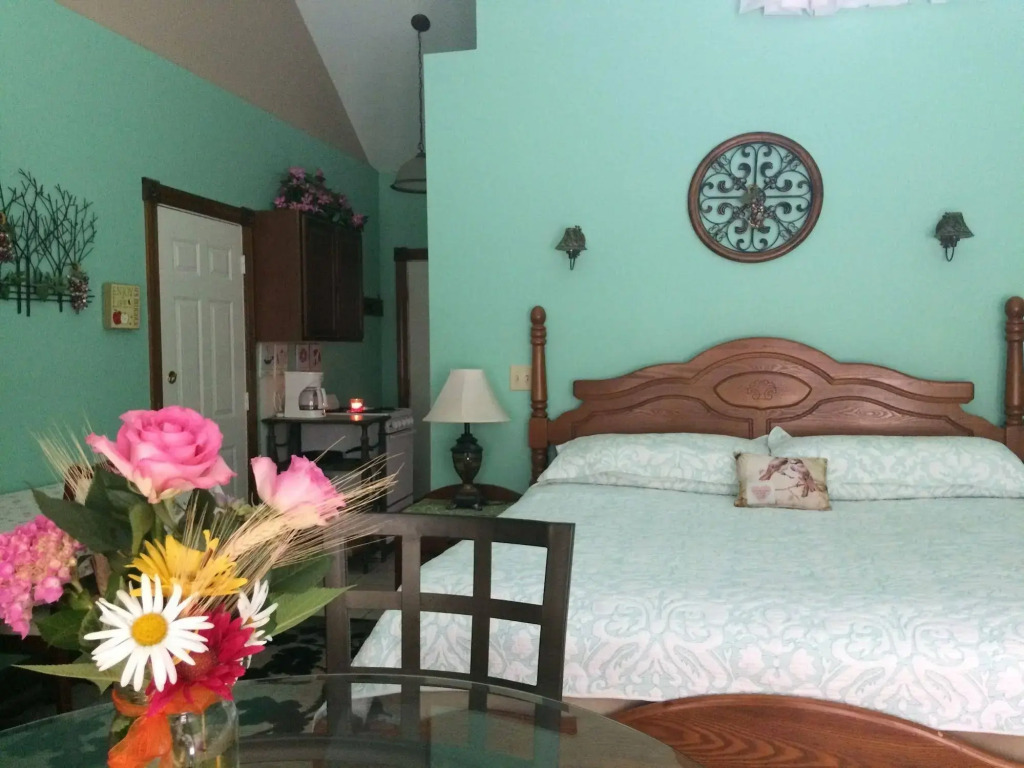 Spruce Hill Inn & Cottages