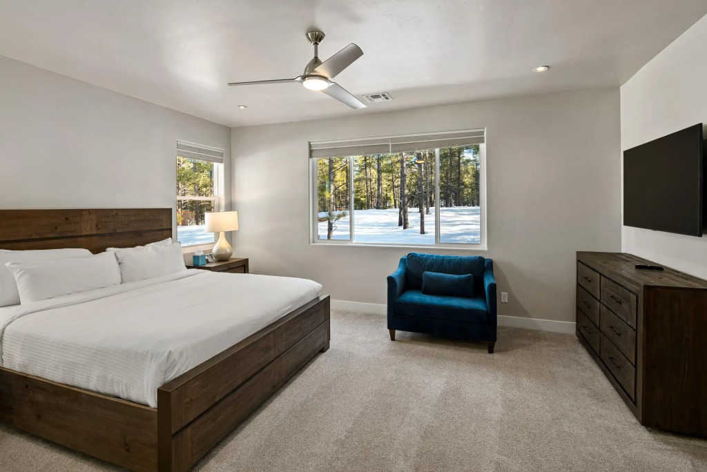 BBQ, corn hole, and direct access to the forest. Close to NAU & downtown Flagstaff!