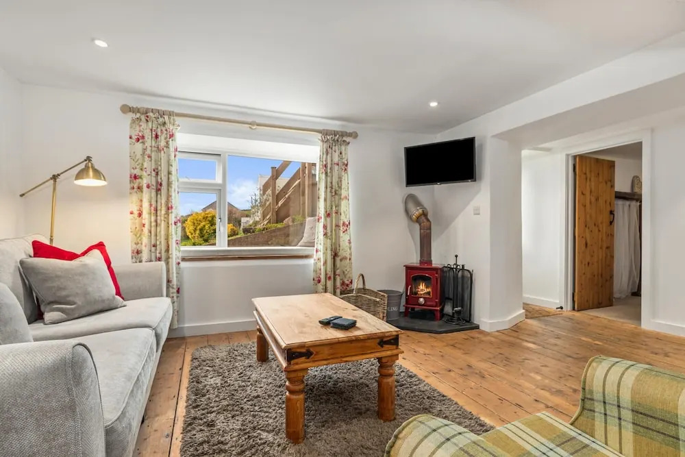 The Cwtch Apartment - Sea Views Walk to Beach