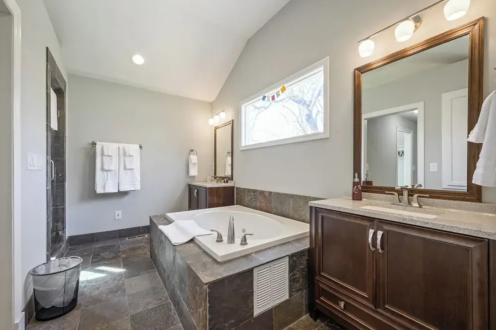 Plan A Trip To Georgia Aquarium In This Comfy 3BR