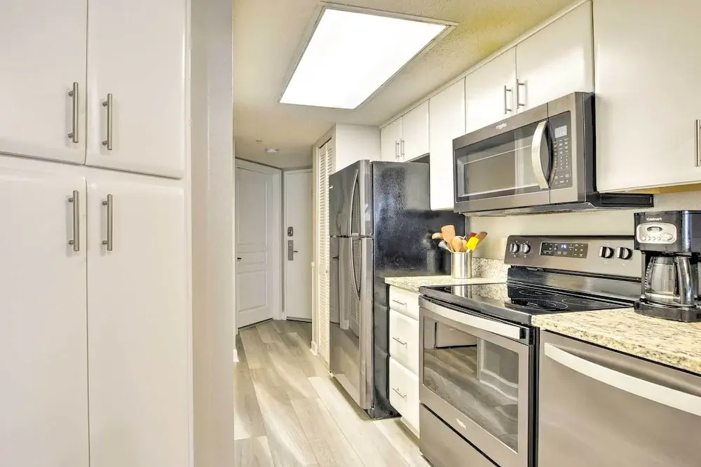Condo w/ 2 Pools + Hot Tub in North Myrtle Beach!