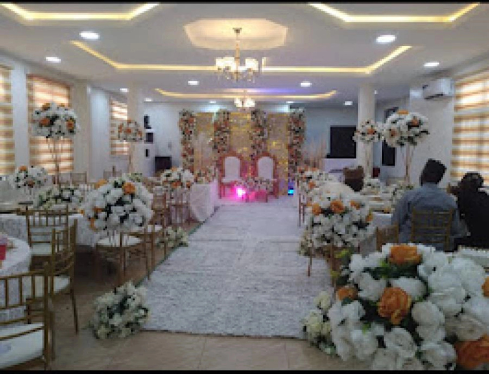 Отель Dees Suites
