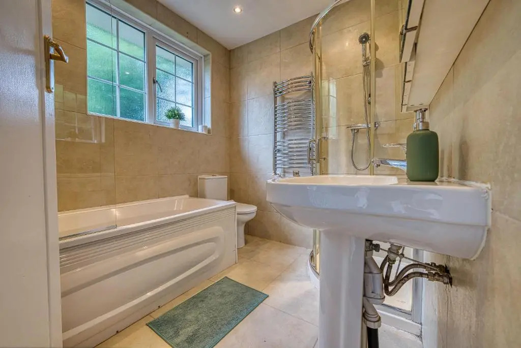 Elegant 5 Bedroom House in Nottingham