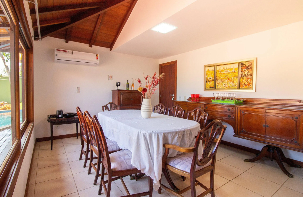 Casa com Cinco Suítes em Condomínio Seguro a 1min da Praia do Forno Por Luxury Rentals