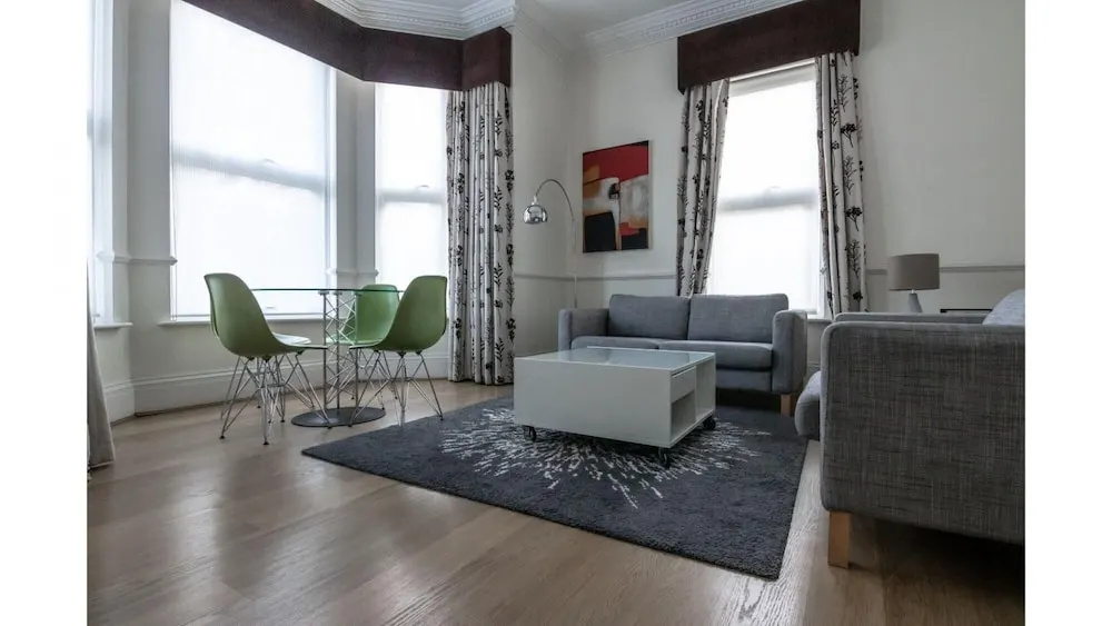 1 Bedroom in Kew Gardens - Clarendon Garden