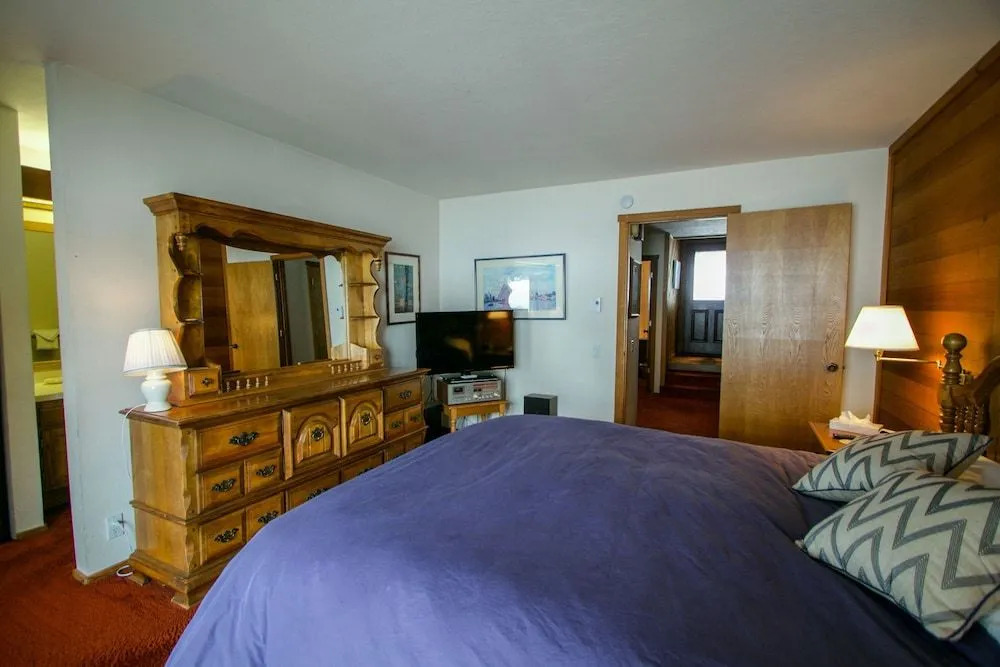 Snowcreek II #308 3 Bedrooms 2 Bathrooms Condo